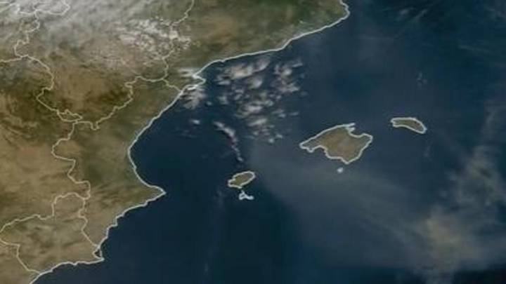 El humo y la ceniza del gran incendio en Francia alcanzan Baleares, afectando a Mallorca y Menorca