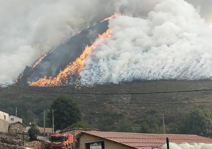 El fuego de Cangas del Narcea se acerca a las casas