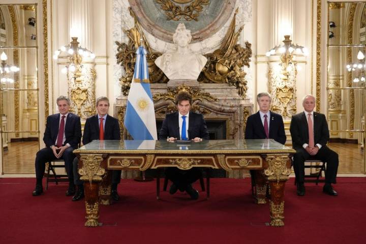 Milei anunció proyectos para blindar el gasto público y le dijo al Congreso que lo tendrán que sacar “con los pies para adelante”