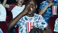 ¿Pueden prohibirte entrar al cine con tu propia comida y bebida? Esto es lo que dice la ley