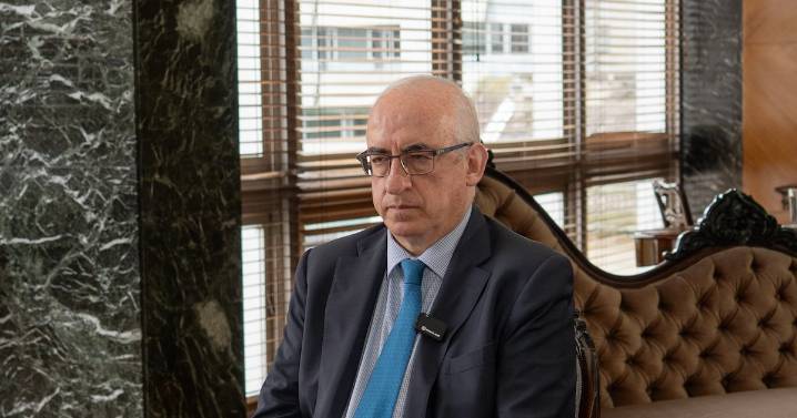 Gerente del banco central colombiano ve necesario subir edad de pensión en el futuro