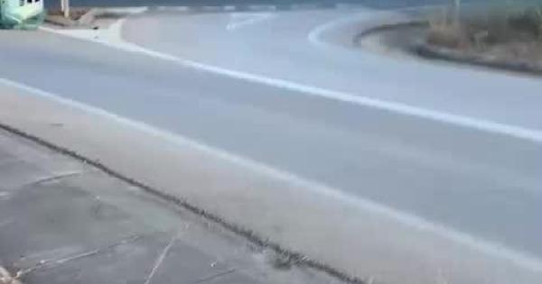 Vuelca un camión de basura en una rotonda de Vilafranca