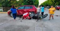 Dos estudiantes lesionados al chocar en su moto en El Mante