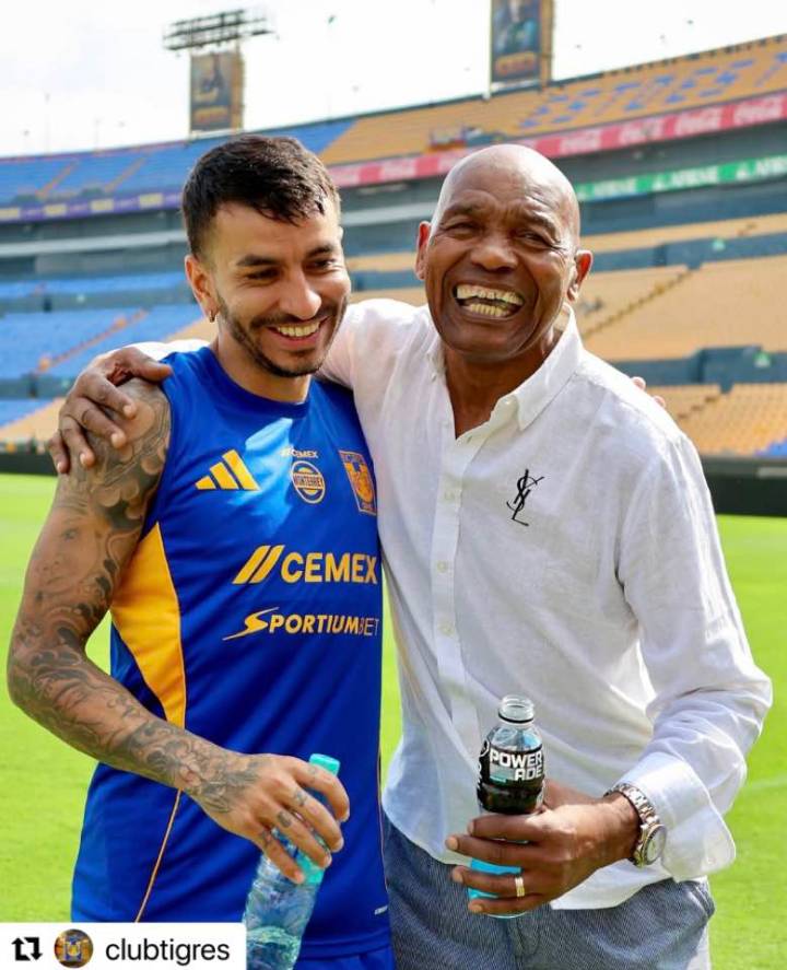 Gerónimo Barbadillo entrega el histórico número 7 a Ángel Correa en el entrenamiento de Tigres