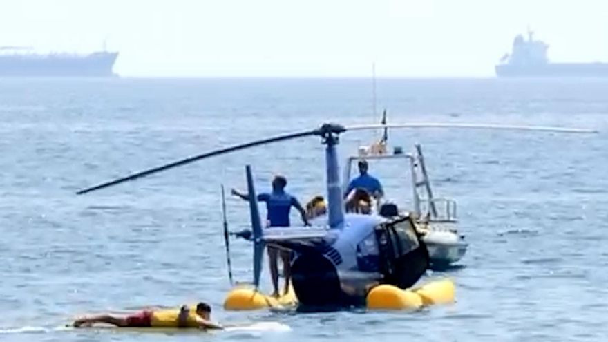 Un helicóptero turístico ameriza de emergencia en Barcelona por una avería técnica