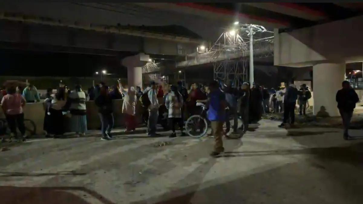 Vecinos de Valle de Chalco e Ixtapaluca bloquean el paso del Trolebús