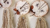 Con las latas que ibas a tirar, y esta idea genial, hacé este colgante decorativo que llena de vida cualquier rincón