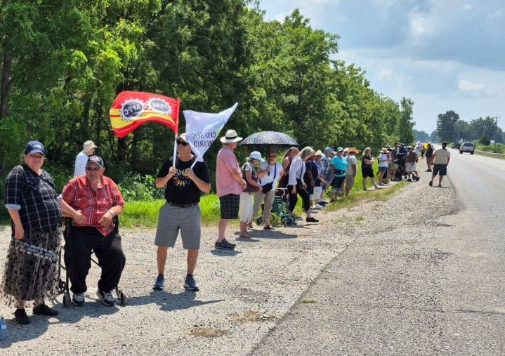 Human chain protests Dresden landfill plan, Bill 5