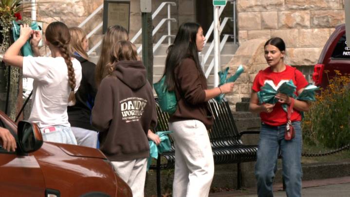 Bishop McCort students turn the town teal, raise awareness for ovarian cancer