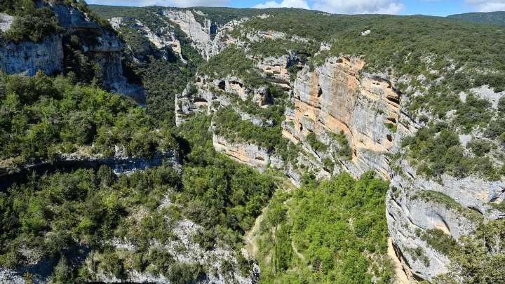 Esta joya natural oculta en el Pirineo aragonés es un oasis de aguas turquesas, árboles por todos lados y hasta una cascada