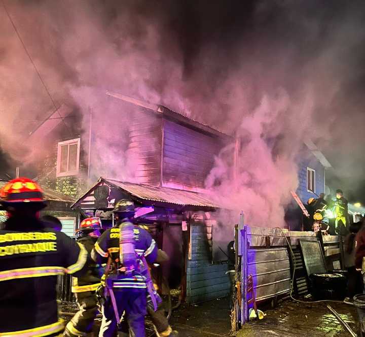 Incendio declarado moviliza a Bomberos en Coyhaique: una persona fue rescatada