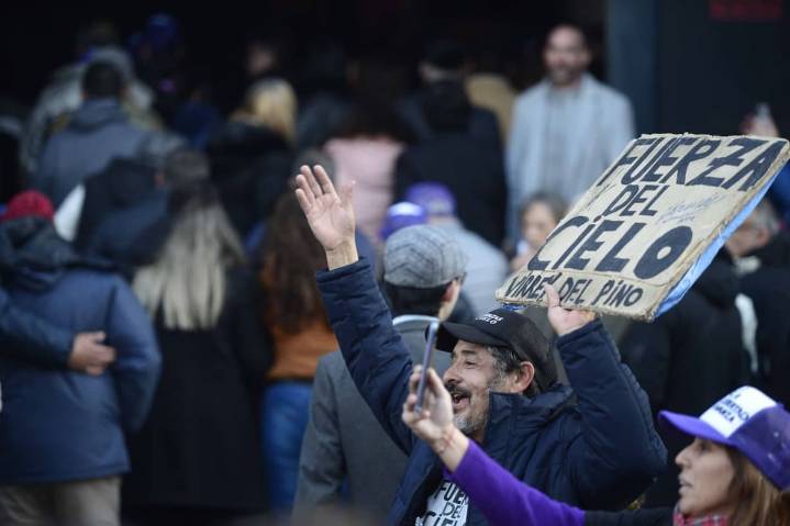 Desde el conurbano. La militancia libertaria llegó a La Plata a bordo de decenas de colectivos y con cánticos contra la casta