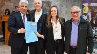 Poggi entregó escrituras a compañías de los parques industriales