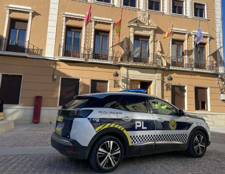 La policía de Elda incauta cachorros de corta edad a un hombre que los vendía en plena calle
