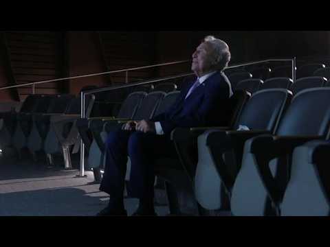 Lee Corso watches messages thanking him for his legendary career
