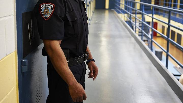 Oficiales suspendidos tras muerte en la cárcel de Rikers Island