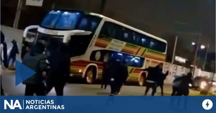 Crisis en Quilmes: hinchas atacaron el micro de los jugadores y los amenazaron con pintadas