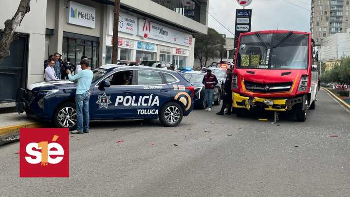 Camión de pasajeros choca contra patrulla en Toluca
