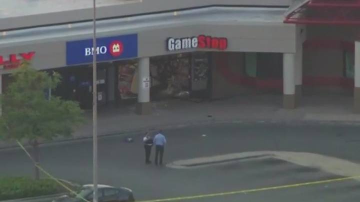 Chicago cop injured, fired gun after GameStop smash