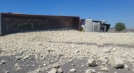 Vuelca tractocamión con 25 toneladas de piedra caliza al sur de Hermosillo