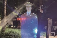 Seúl ha estrenado un “policía holográfico” que surge cada noche en un parque. La intención es clara: disuadir delitos