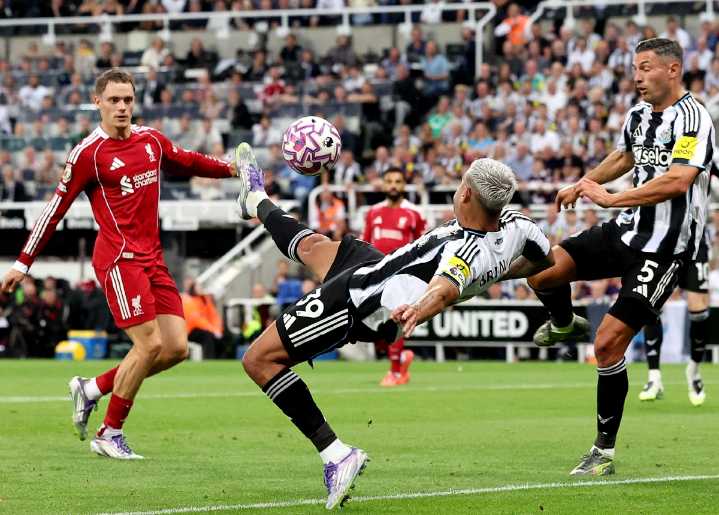 Un “niño” da la victoria al Liverpool