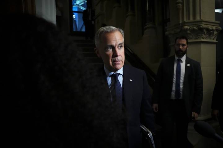 Carney 'disappointed' by Air Canada impasse, urges both sides to reach a deal