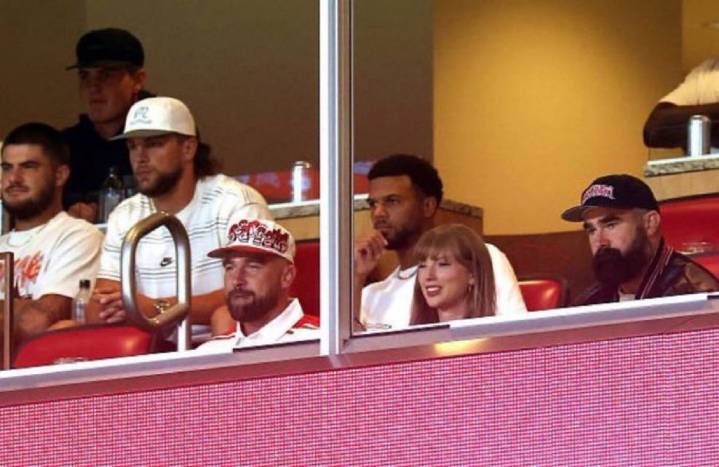 Taylor Swift presume su anillo de compromiso en un estadio