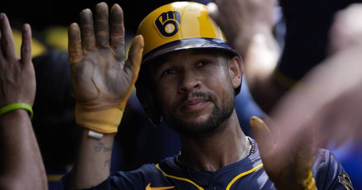 Peralta, Brewers beat Cubs in 1st half of doubleheader