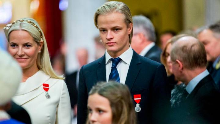 Marius Borg, hijo de Mette-Marit de Noruega, imputado por cuatro violaciones y otros 28 delitos