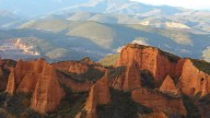 Así son Las Médulas, el corazón rojo del Imperio Romano que se tiñe de negro: "Es de los lugares más hermosos del mundo"