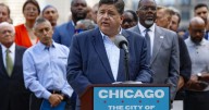 Gobernador de Illinois acusa a Trump de preparar una invasión en Chicago