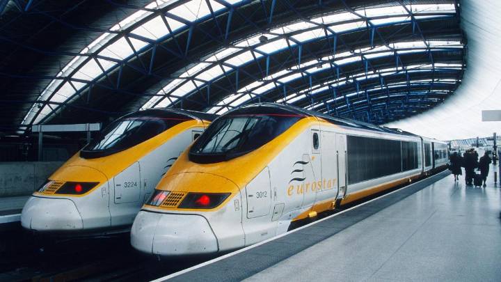 Un joven sobrevive tras agarrarse a una puerta de un tren de alta velocidad en movimiento