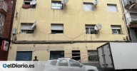 Dos heridos y una quincena de vecinos desalojados por el derrumbe del techo de un piso en un edificio en Badalona