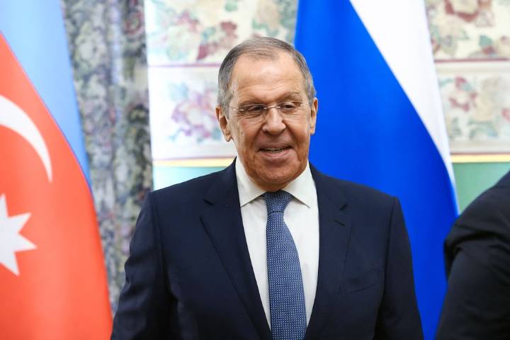 Canciller ruso llega a Alaska abrigo alusivo a la URSS