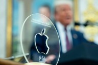 El CEO de Apple le regala a Trump excéntrica placa montada en base de oro con el logotipo de la manzana y la frase: “Made in USA” que esconde una millonaria razón