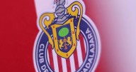 Jugó en Chivas, se coronó con Guadalajara y ahora debutará en el box