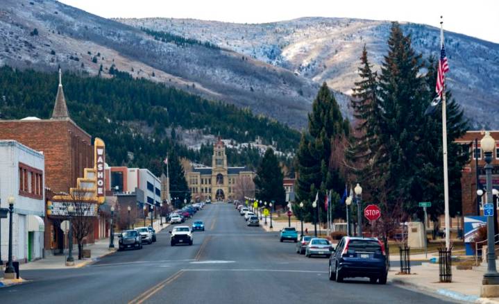 Manhunt continues for ex-soldier suspected of killing 4 people in Montana