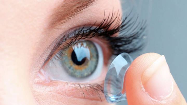 ¿Por qué recomiendan no meterse al agua con lentes de contacto?