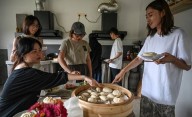 Ni hombres, ni presiones sociales, ni estrés: las comunidades 100% femeninas florecen en China