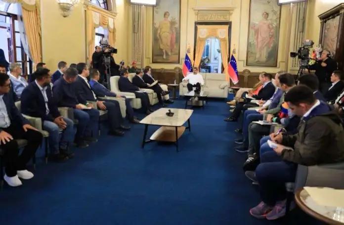 Presidente Maduro recibió a alcaldes opositores en Miraflores