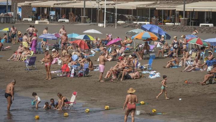 La playa de Melenara en Telde, refugio contra el calor y la calima en Gran Canaria