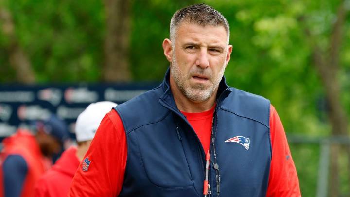 Patriots' Mike Vrabel bloodied after jumping into practice scrum