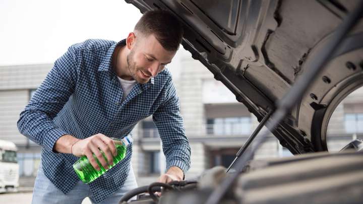 El líquido del coche que pocos revisan y puede causar una avería costosa