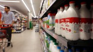 Los supermercados preparan la "operación despensa" para reponer leche, aceite y frescos con una cesta más cara