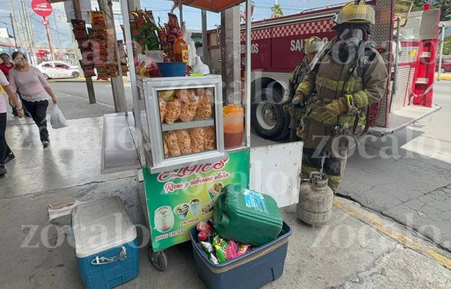Sufre quemaduras vendedor tras flamazo de tanque de gas en negocio ambulante