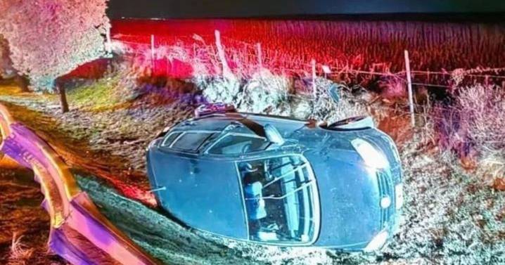 Susto en la noche: golpeó contra un guardarrail y volcó