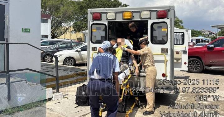 Marina rescata a dos bañistas arrastrados por la corriente en Playa Miramar