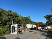 Aparatosa volcadura de un tráiler en la carretera Playa del Carmen