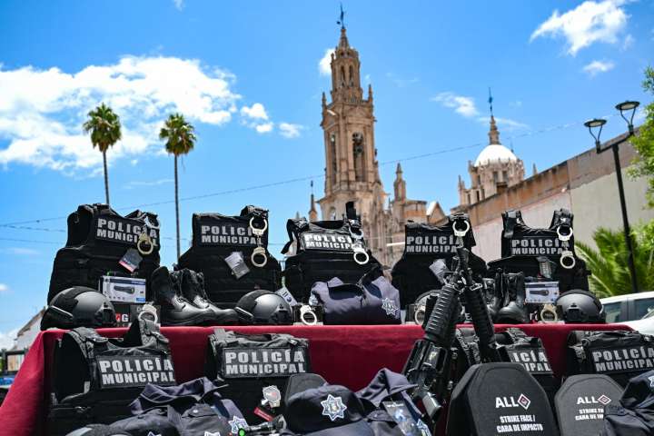 Entregan equipamiento y apoyos a corporaciones de seguridad de región suroeste